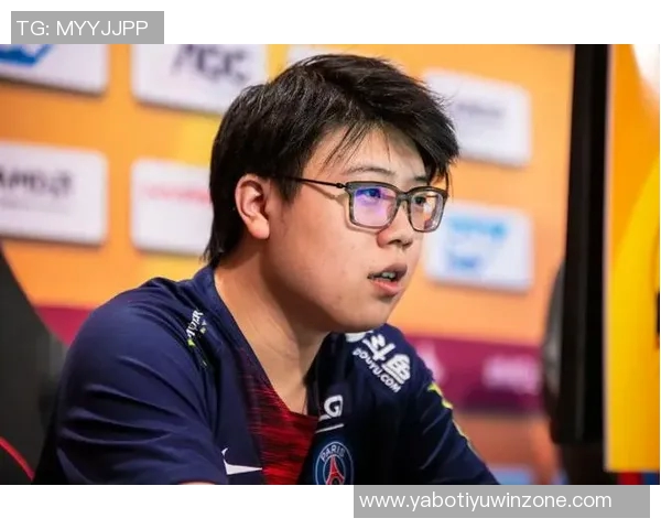 皮尔斯夜店偷瞄性感美女的紧张瞬间只需半秒钟的转头反应